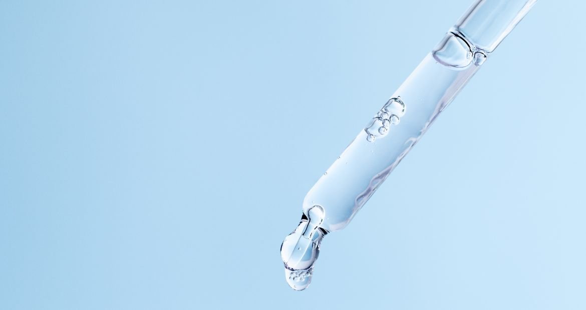 Sérum facial azul claro em conta gotas.